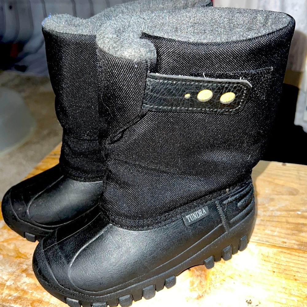 Size 11 boys black snow boot by Tundra. In near perfect unworn condition.